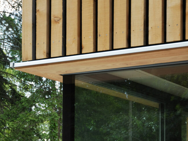 Ausschnitt einer Holzfassade mit Fenster