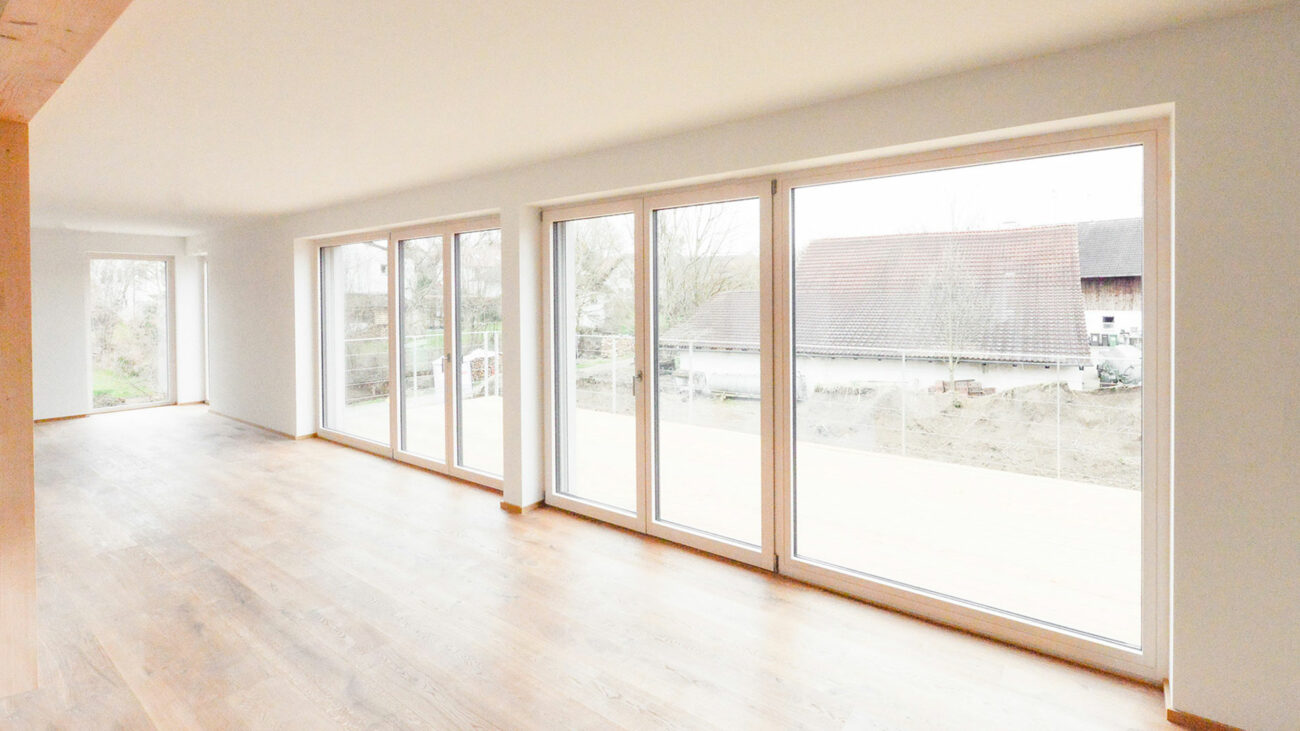 Große Fensterfront im großen Wohn-/Ess- und Kochraum